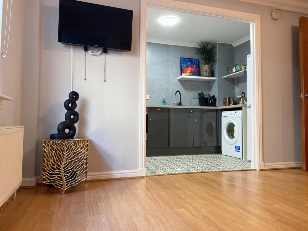 Private Main Door Lovely 2 Bedroom Apartment เอดินบะระ ภายนอก รูปภาพ