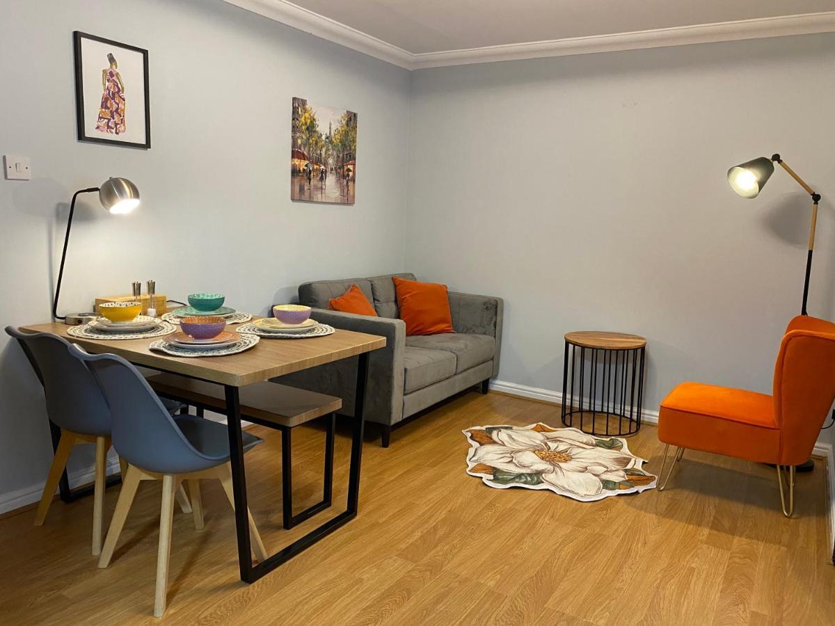 Private Main Door Lovely 2 Bedroom Apartment เอดินบะระ ภายนอก รูปภาพ