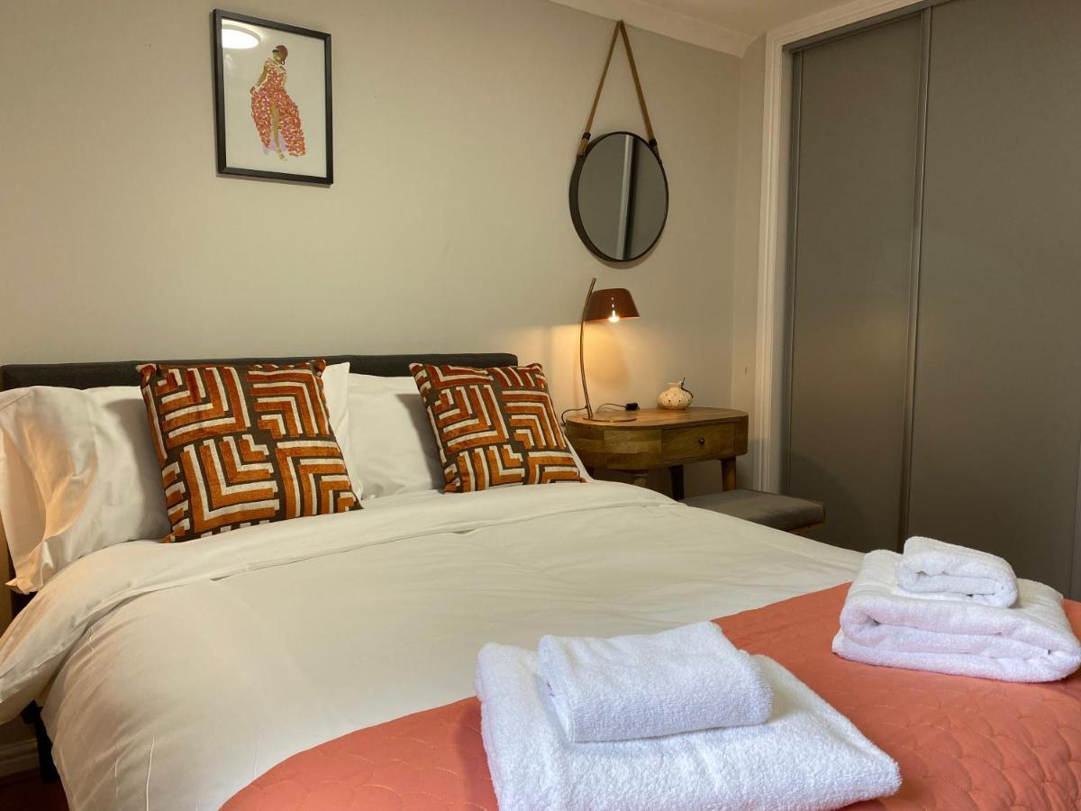 Private Main Door Lovely 2 Bedroom Apartment เอดินบะระ ภายนอก รูปภาพ