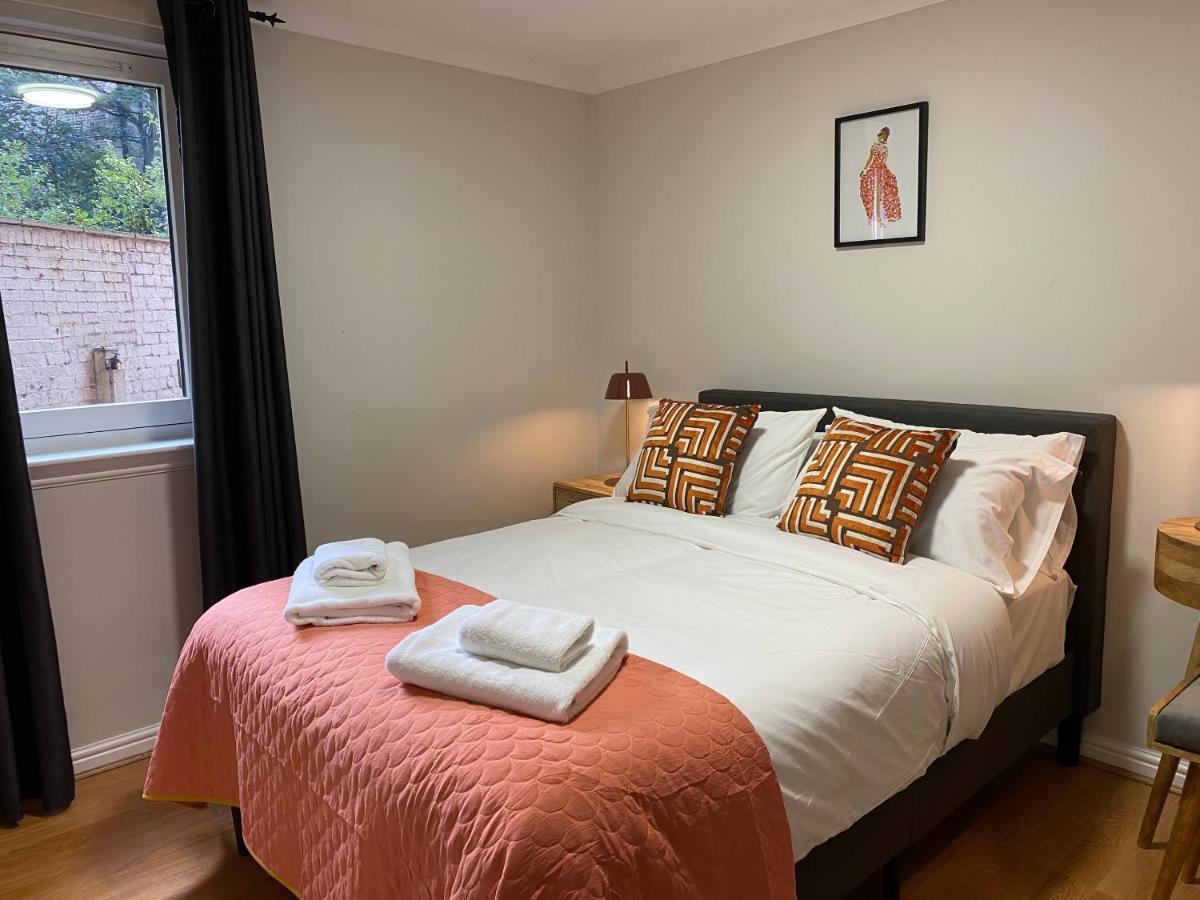 Private Main Door Lovely 2 Bedroom Apartment เอดินบะระ ภายนอก รูปภาพ