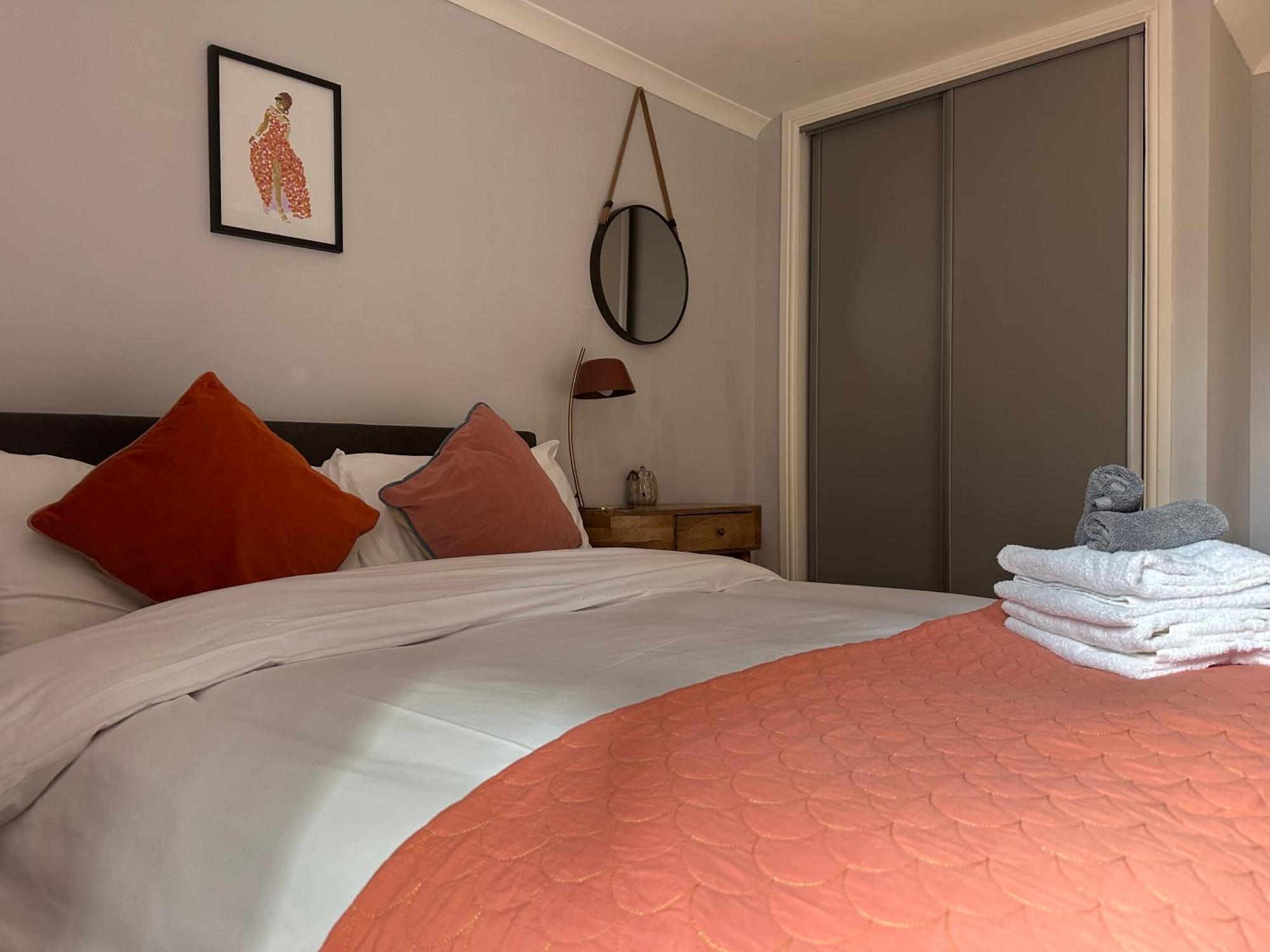 Private Main Door Lovely 2 Bedroom Apartment เอดินบะระ ภายนอก รูปภาพ