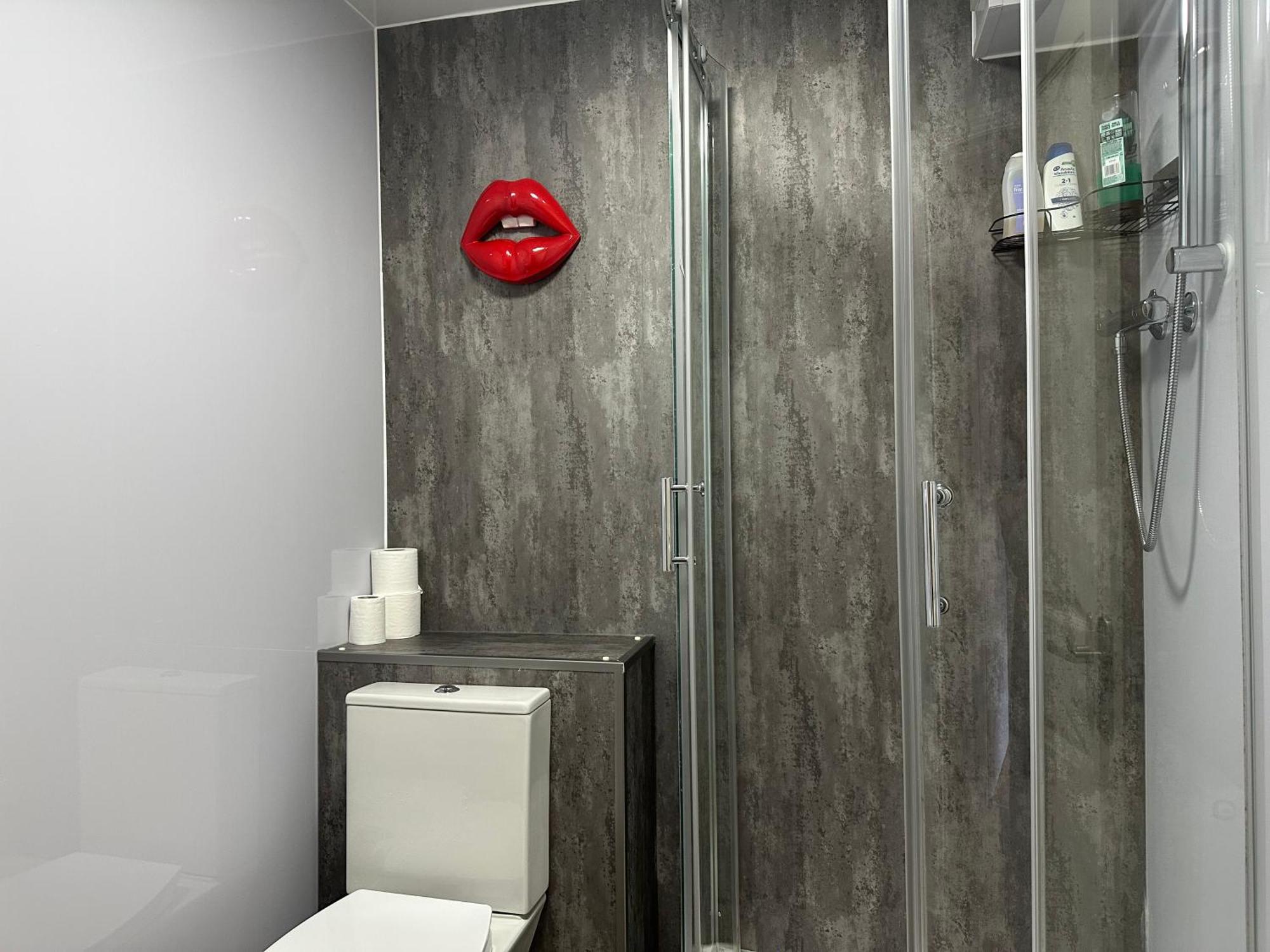 Private Main Door Lovely 2 Bedroom Apartment เอดินบะระ ภายนอก รูปภาพ