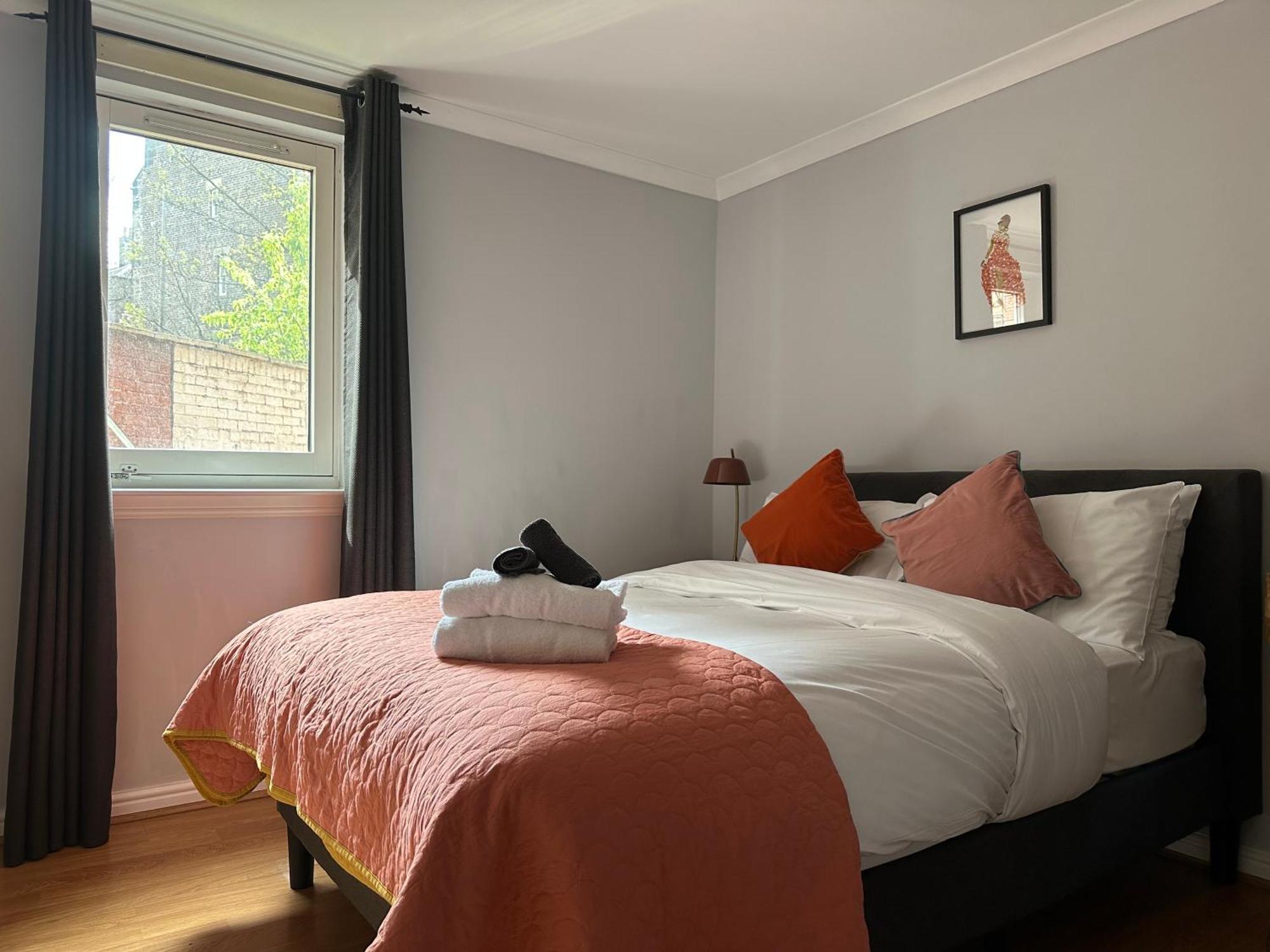 Private Main Door Lovely 2 Bedroom Apartment เอดินบะระ ภายนอก รูปภาพ