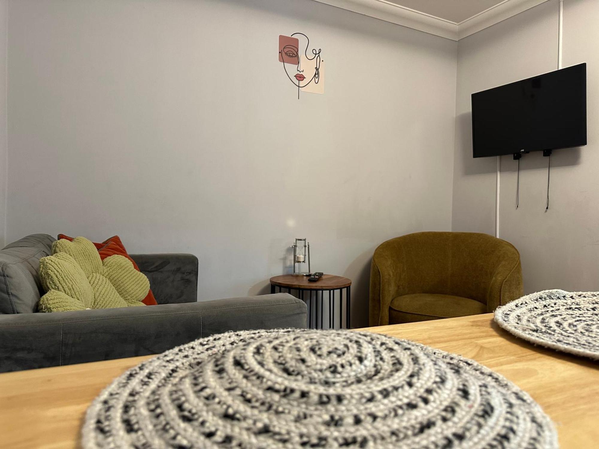 Private Main Door Lovely 2 Bedroom Apartment เอดินบะระ ภายนอก รูปภาพ