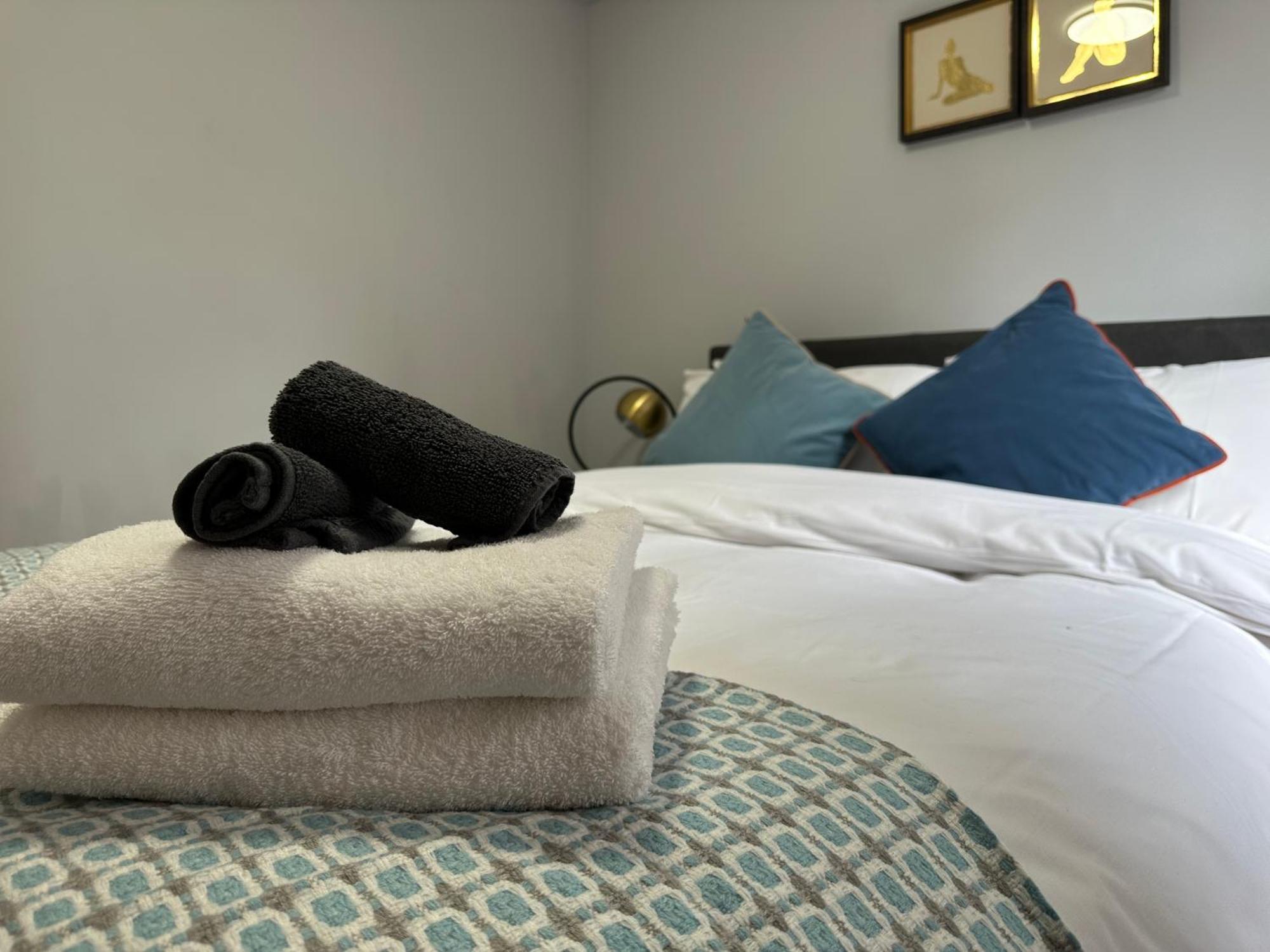 Private Main Door Lovely 2 Bedroom Apartment เอดินบะระ ภายนอก รูปภาพ